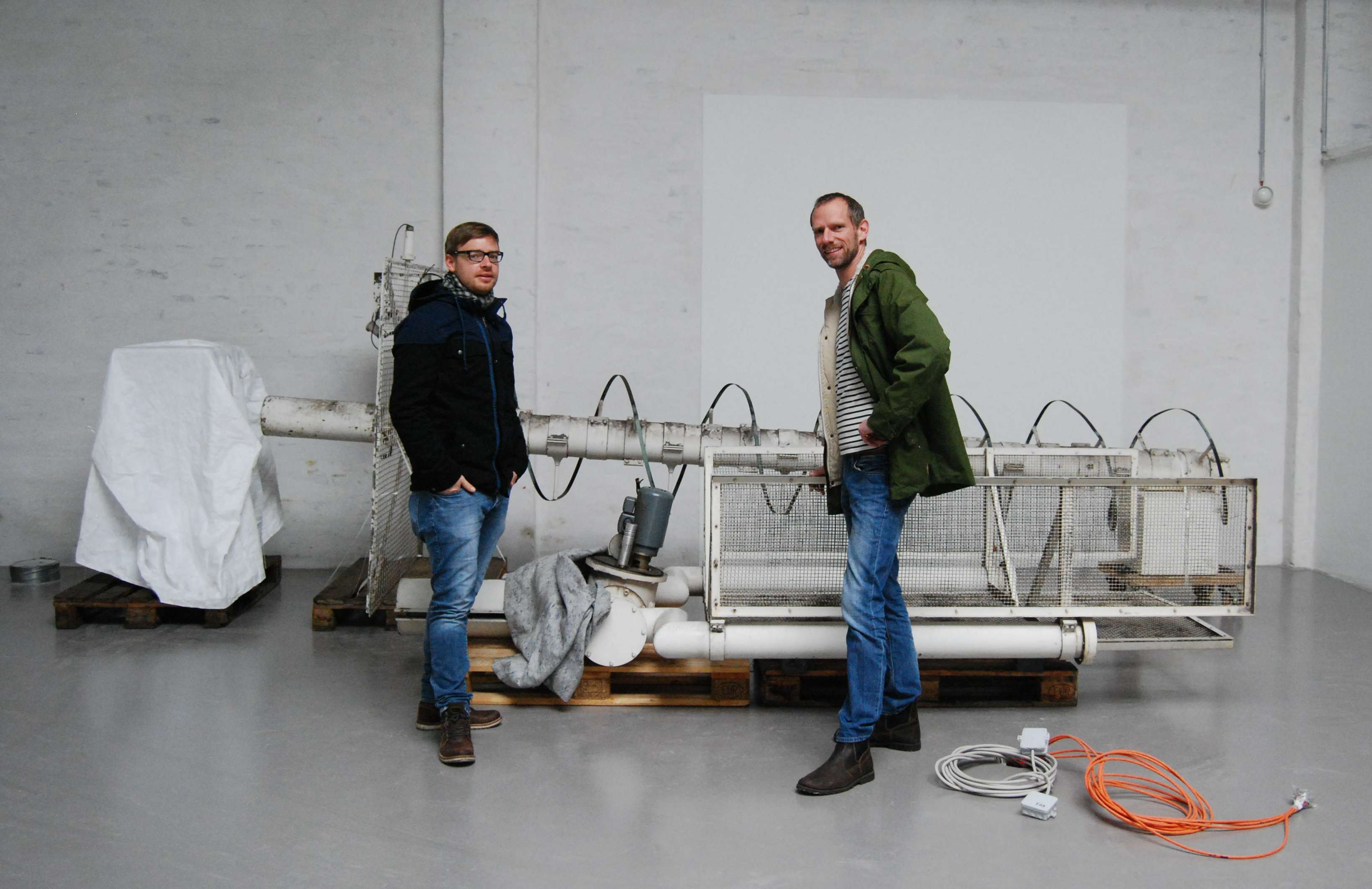 Das erste Ausstellungsobjekt ist heute angekommen. Sebastian und Bernd haben es in Augenschein genommen: eine große Wendelantenne zum Datenempfang von Wettersatelliten. Foto: SDTB / Rüsewald